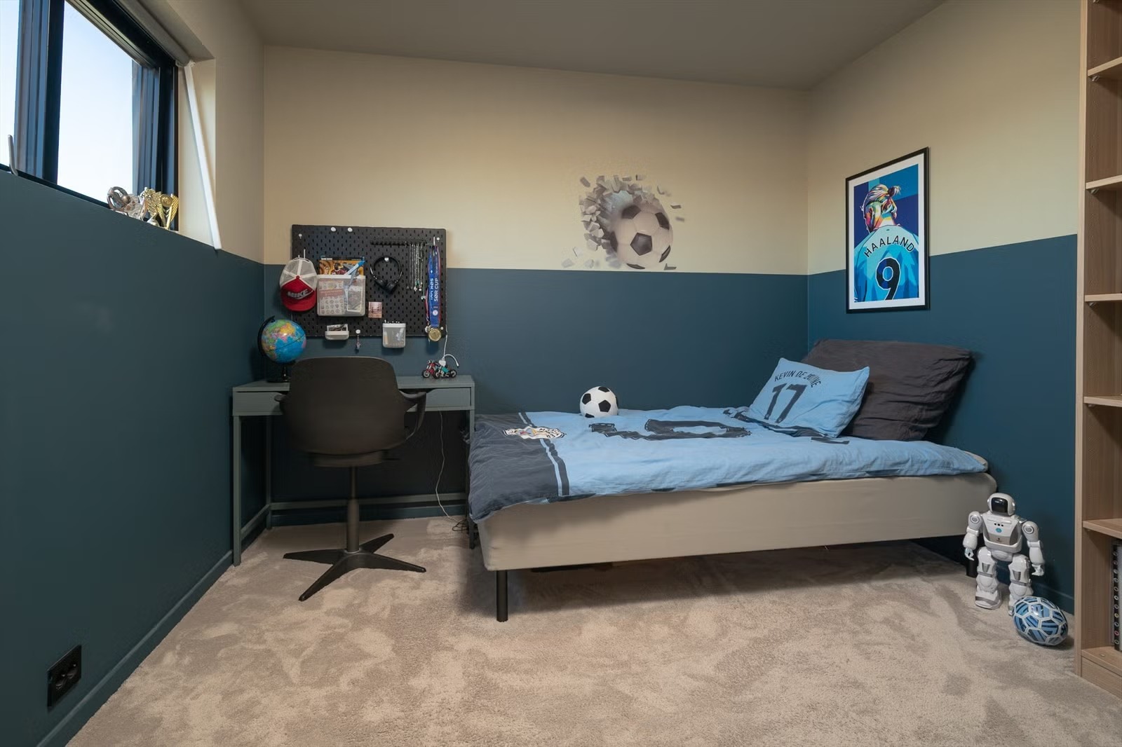 Soverom med god plass til seng og skrivebord. Vil få en oppfriskning før overtakelse og fremstå med nøytrale overflater. Kan leveres med seng etter avtale (ikke den som er vist på bildet).
Bilde fra tidligere annonse. 